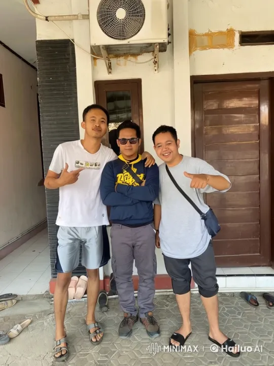 Three Men Showcase a Shirtless Man's Physique – AI Generated Video | Hailuo AI