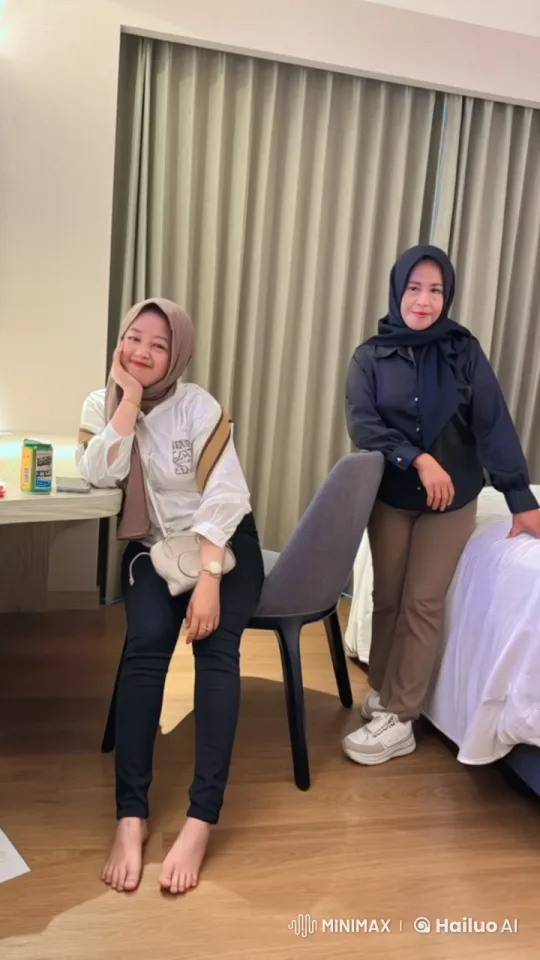 Synchronized Kungfu Fight in Neat Bedroom Setting – AI Generated Video | Hailuo AI
