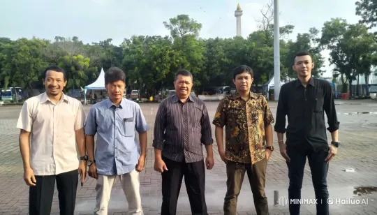 Five Men Practicing Synchronized Kung Fu in Public Square – AI Generated Video | Hailuo AI