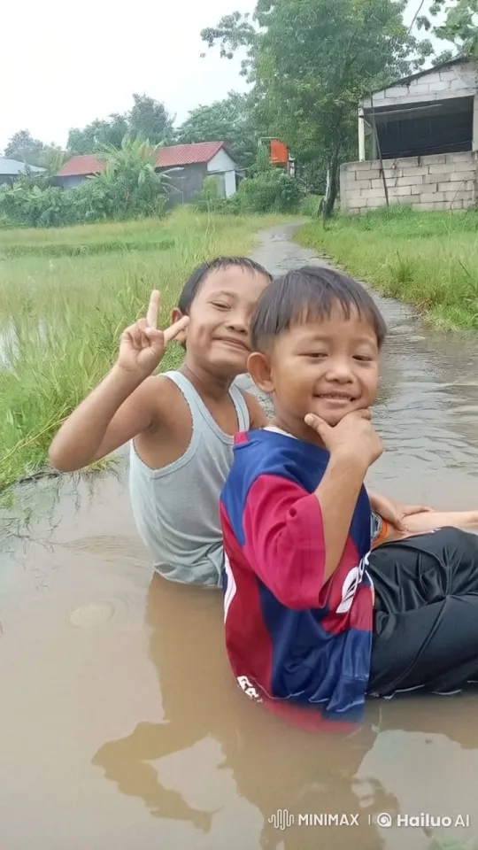 Children's Playful Martial Arts Fight in a Puddle – AI Generated Video | Hailuo AI