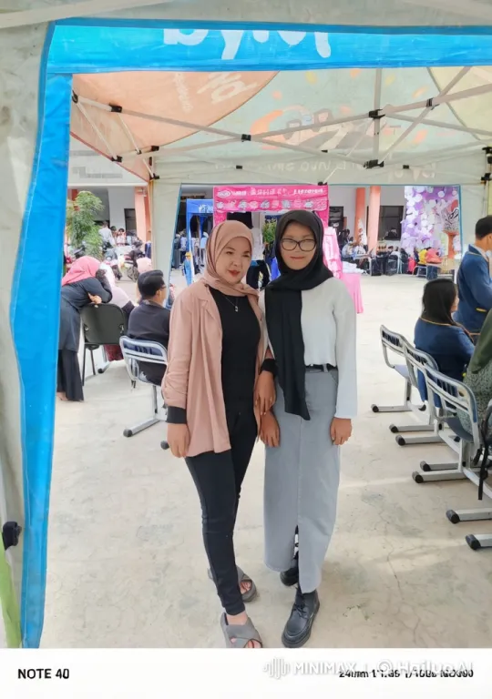 Women Display Kungfu Skills at Vibrant Bazaar – AI Generated Video | Hailuo AI