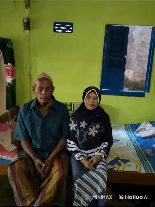 Elderly Couple Humorously Attempts Fly Catching – AI Generated Video | Hailuo AI