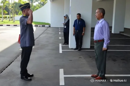 Security Guard Demonstrates Kung Fu to Man in Dress Shirt – AI Generated Video | Hailuo AI