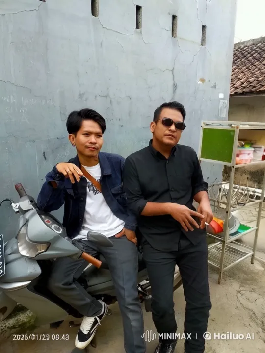 Urban Parked Motorcycle Kung Fu Fight – AI Generated Video | Hailuo AI