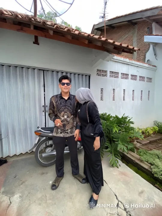 Couple Playfully Mimics Kungfu in Courtyard – AI Generated Video | Hailuo AI