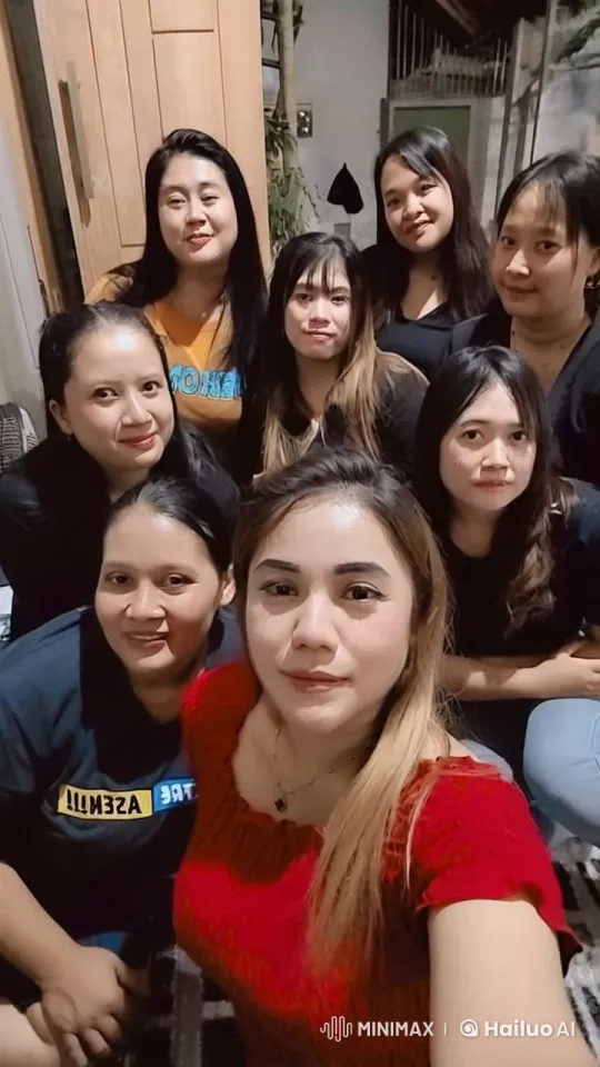 Cozy Indoor Gathering of Nine Friends – AI Generated Video | Hailuo AI