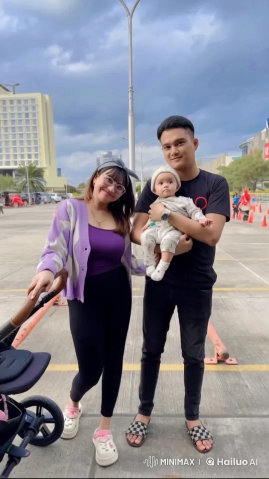 Live2D Family Portrait: Cinematic 360-Degree Visuals – AI Generated Video | Hailuo AI