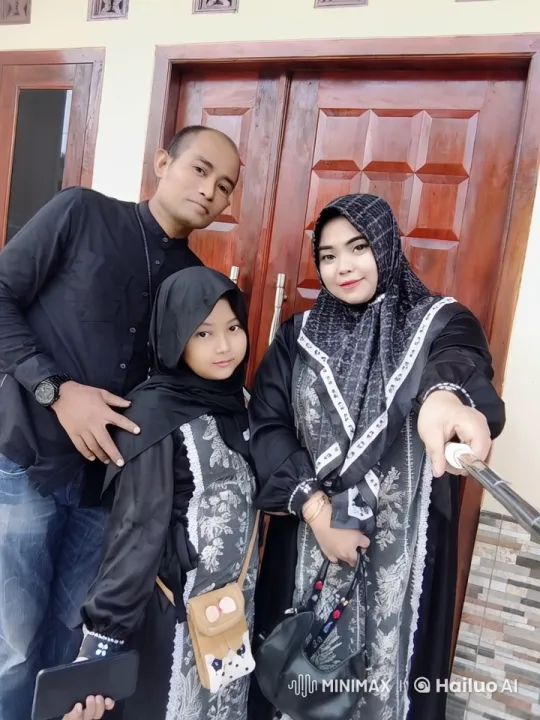 Family 'Keluarga Cemara' Poses for Joyful Selfie – AI Generated Video | Hailuo AI