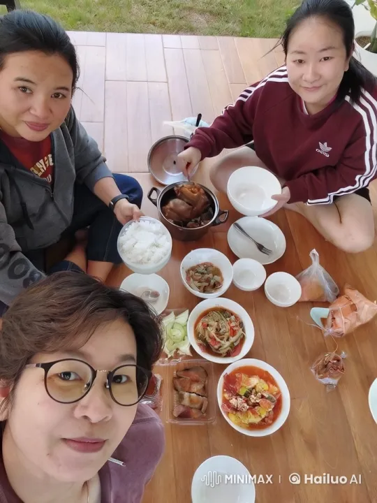 Communal Meal Scene with Shared Dishes – AI Generated Video | Hailuo AI