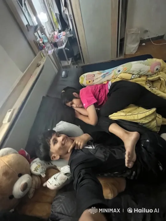Cozy Bedroom Relaxation Scene with Children – AI Generated Video | Hailuo AI