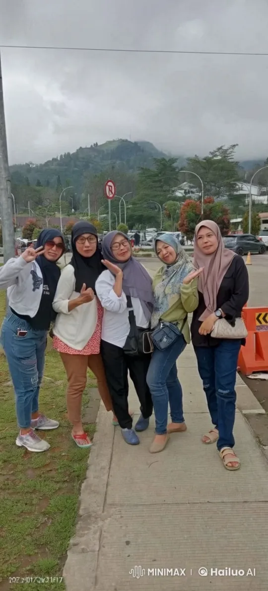 Women Practicing Martial Arts in Scenic Outdoor Setting – AI Generated Video | Hailuo AI