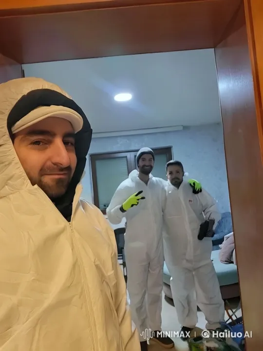 Kungfu Practitioners in Protective Suits Demonstrate Martial Arts in Living Room – AI Generated Video | Hailuo AI