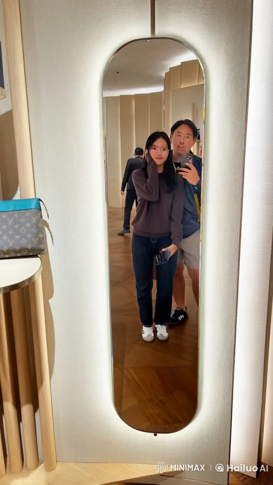 Casual Attire Kung Fu Battle in Fitting Room Mirror – AI Generated Video | Hailuo AI