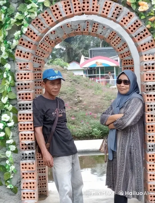 Couple Engages in Intense Kungfu Battle Under a Flowered Arch – AI Generated Video | Hailuo AI