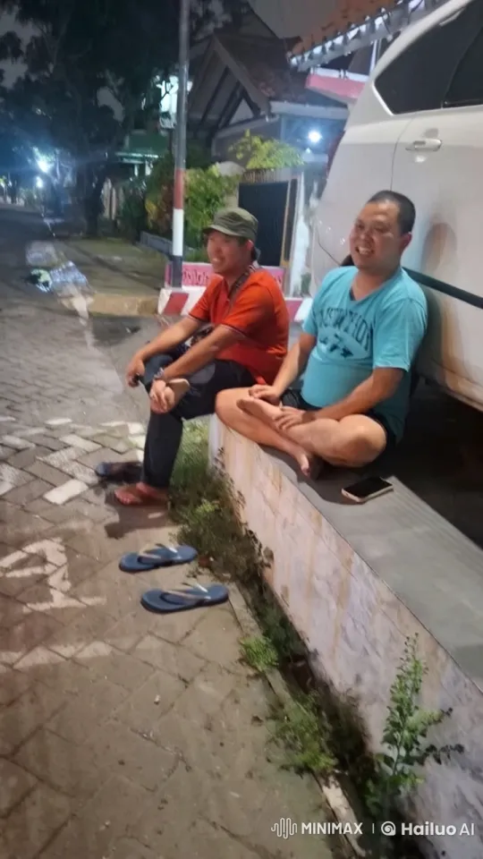 Nighttime Kung Fu Showdown on a Quiet Street – AI Generated Video | Hailuo AI