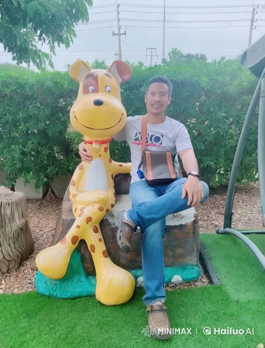 Martial Artist Demonstrates Kung Fu Skills in Park – AI Generated Video | Hailuo AI