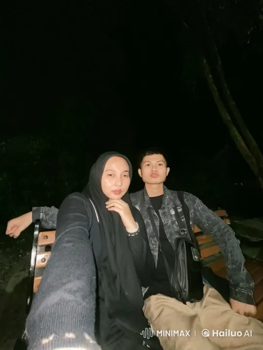 Nighttime Park Bench: A Moment of Tranquil Companionship – AI Generated Video | Hailuo AI