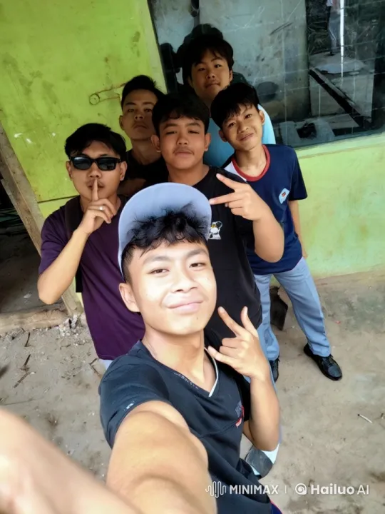 Young Man Surprises Group with Impromptu Kung Fu in Photo – AI Generated Video | Hailuo AI