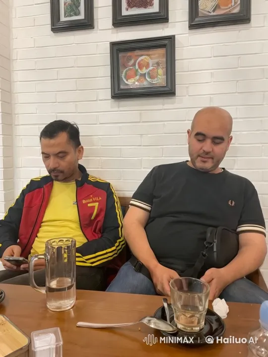 David Villa and Friend Enjoy a Casual Meal in a Restaurant – AI Generated Video | Hailuo AI