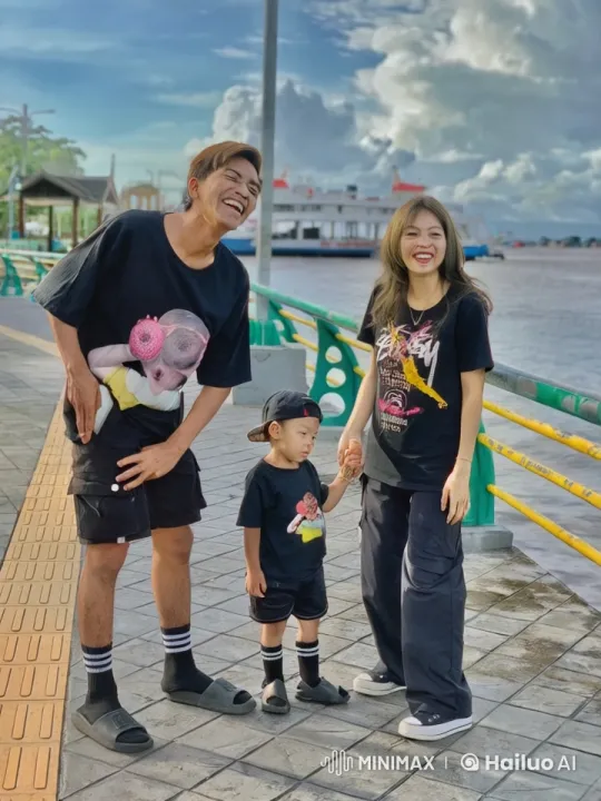 Family Transforms Boardwalk into Kung Fu Showdown – AI Generated Video | Hailuo AI