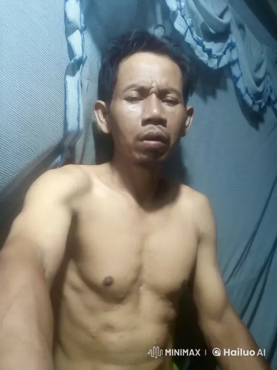 Shirtless Man Demonstrates Powerful Kungfu Moves Indoors – AI Generated Video | Hailuo AI