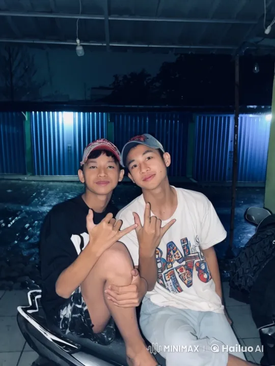 Young Men Display Kung Fu Skills in Outdoor Night Scene – AI Generated Video | Hailuo AI