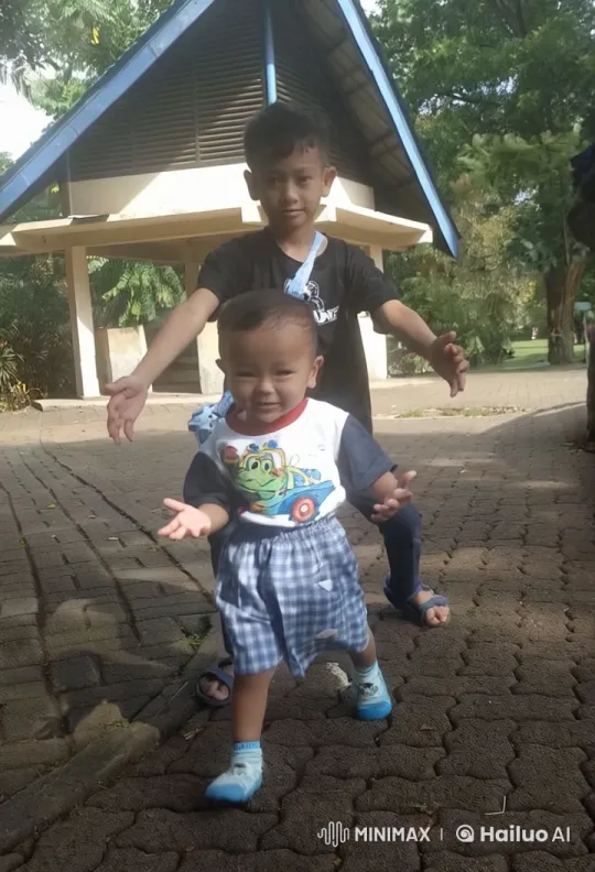 Children Playfully Practice Kung Fu in Park – AI Generated Video | Hailuo AI