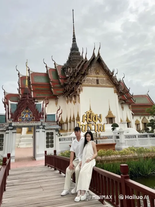 Couple Demonstrates Kung Fu in Front of Thai Temple – AI Generated Video | Hailuo AI