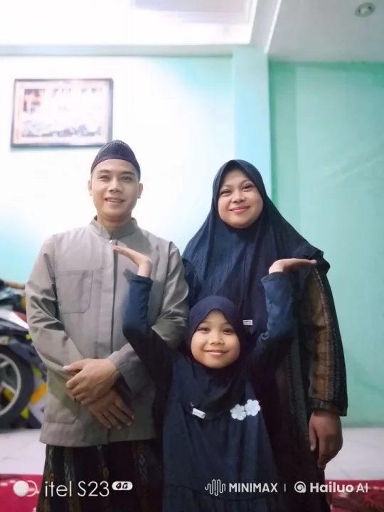 Family Demonstrates Synchronized Kungfu Stances – AI Generated Video | Hailuo AI
