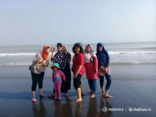 Beachside Kung Fu: Women's Graceful Combat with Waves – AI Generated Video | Hailuo AI