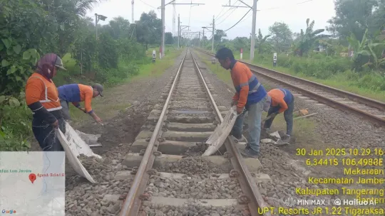 Railway Workers Perform Kung Fu in Green Environment – AI Generated Video | Hailuo AI