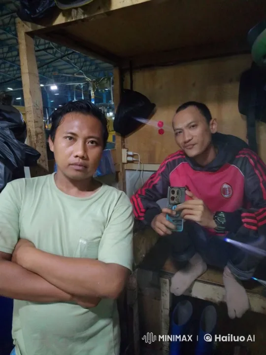 Close-Quarters Kung Fu Combat in Bustling Workshop – AI Generated Video | Hailuo AI