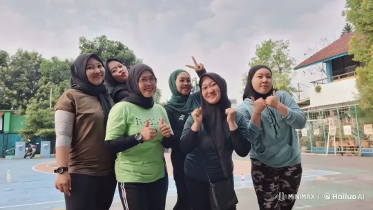 Women Perform Kung Fu in Sporty Outfits – AI Generated Video | Hailuo AI