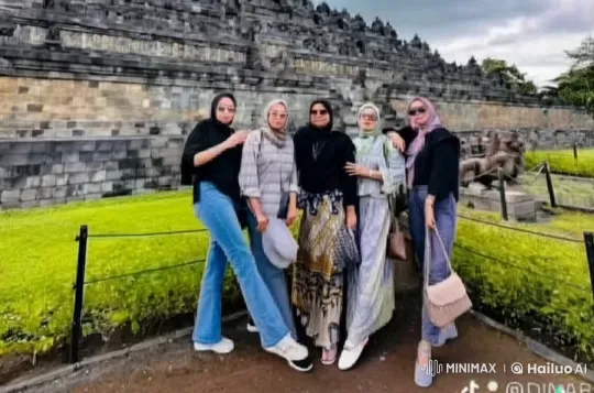 Women Display Martial Arts Grace in Historic Temple Setting – AI Generated Video | Hailuo AI