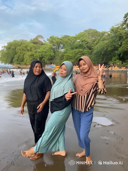 Beach Fight: Playful Women's Sparring – AI Generated Video | Hailuo AI