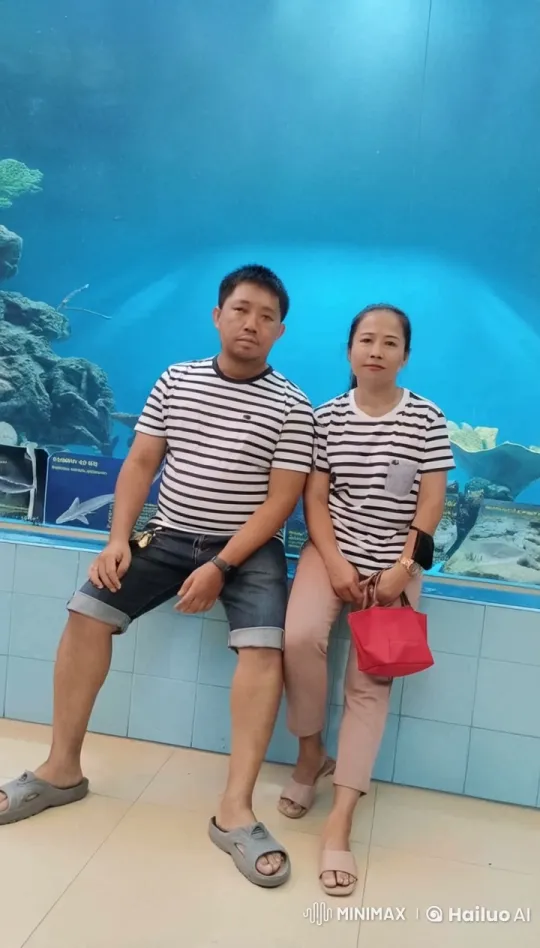 Acrobatic Kung Fu Duo Battles in Aquarium Setting – AI Generated Video | Hailuo AI
