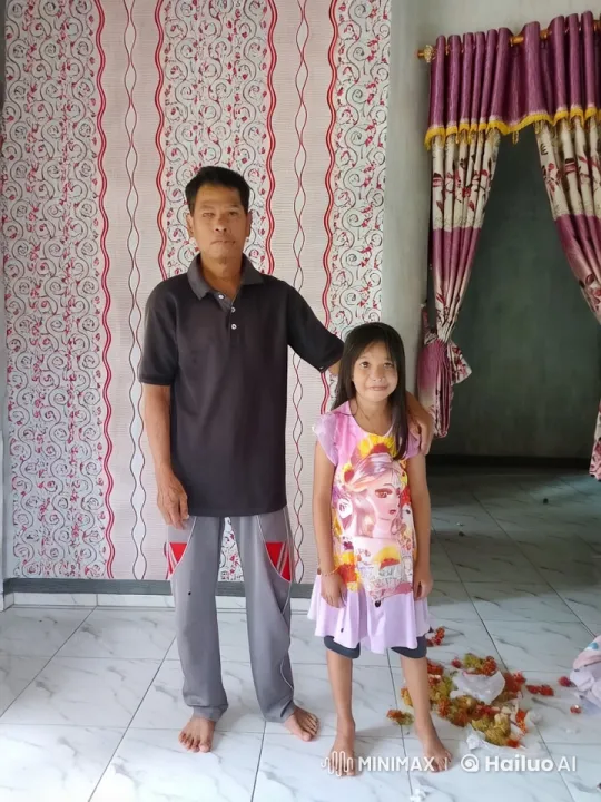 Father-Daughter Kung Fu Fight Scene in Patterned Room – AI Generated Video | Hailuo AI