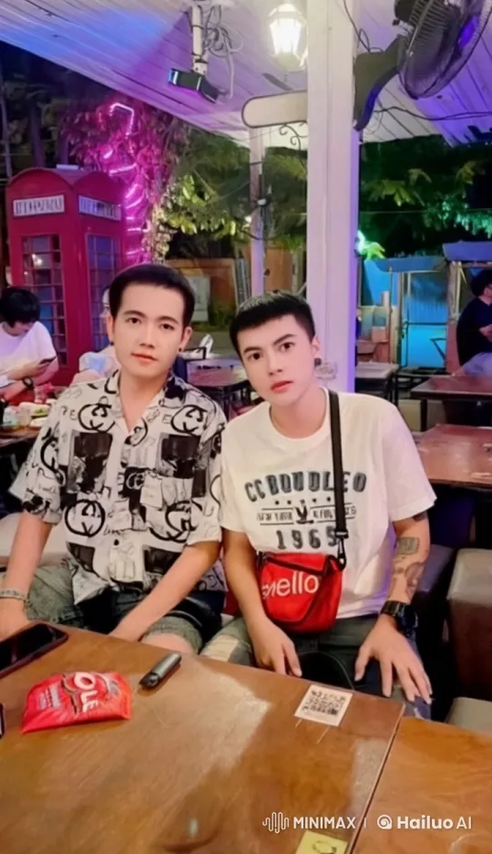 Intense Outdoor Kung Fu Battle in Neon-Lit Dining Area – AI Generated Video | Hailuo AI