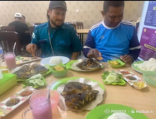 Diners Engage in Impromptu Kung Fu Display – AI Generated Video | Hailuo AI