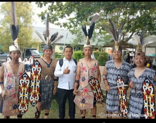 Traditional Martial Arts Group in Park Discussing Techniques – AI Generated Video | Hailuo AI