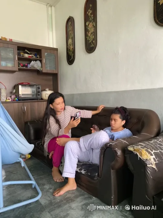 Leather Sofa Kungfu Fight in Cozy Living Room – AI Generated Video | Hailuo AI