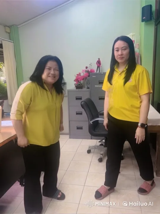 Informal Office Interaction Between Two Women – AI Generated Video | Hailuo AI