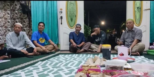 Men Enjoy Snacks and Cheer Kungfu Display at Night Gathering – AI Generated Video | Hailuo AI