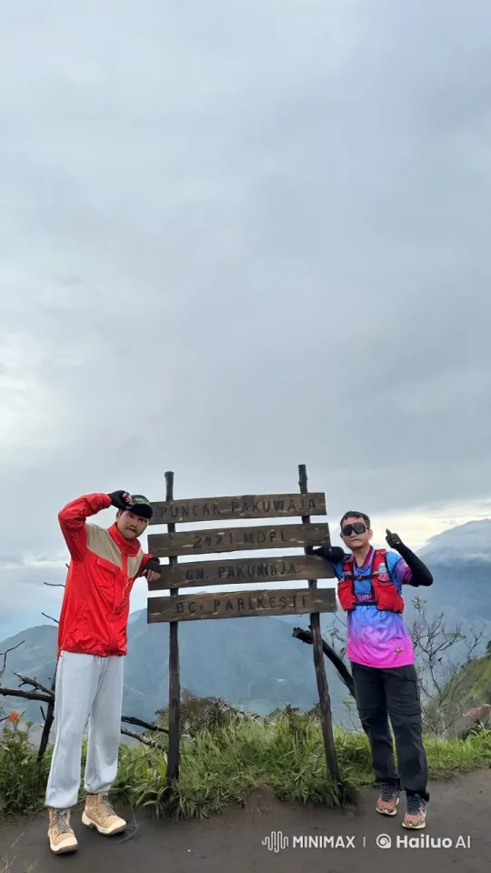 Martial Artists Engage in Kungfu Battle on Puncak Pakuwaja Peak – AI Generated Video | Hailuo AI
