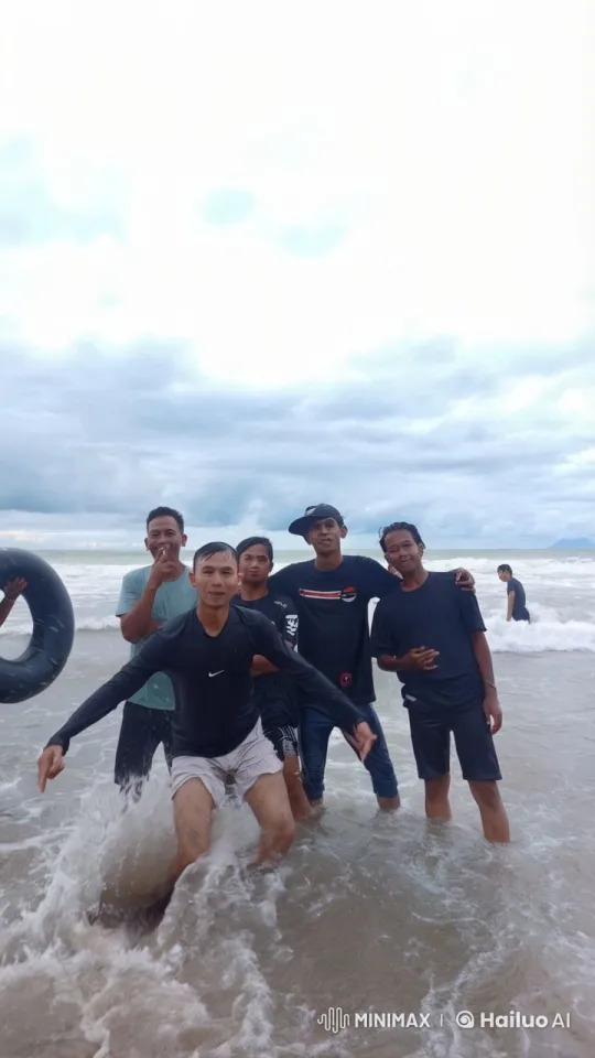 Friends Enjoying a Lively Beach Day with Laughter and Splashes – AI Generated Video | Hailuo AI