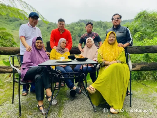 Lush Greenery Setting for Impromptu Kung Fu Demonstration – AI Generated Video | Hailuo AI