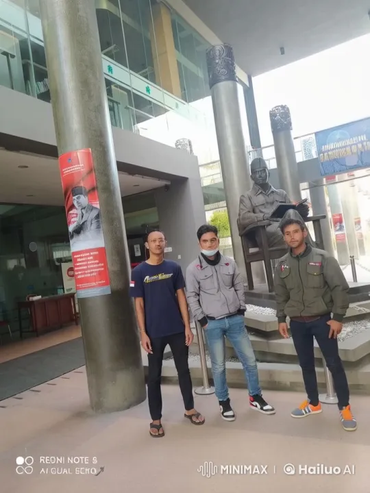 Three Men Chatting in Front of a Statue in a Modern Building – AI Generated Video | Hailuo AI