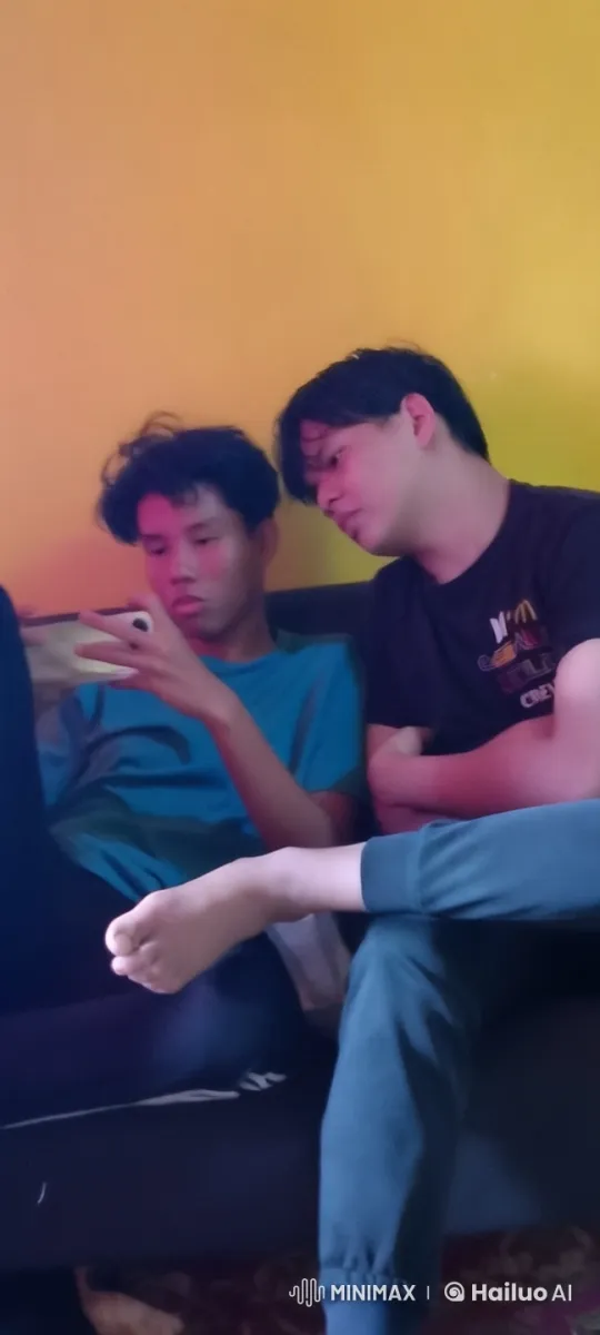 Young friends relaxing and interacting on a couch. – AI Generated Video | Hailuo AI
