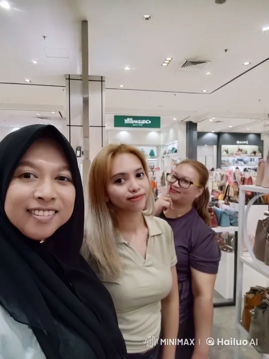 Friends Perform Impromptu Kungfu Demo in Shopping Mall – AI Generated Video | Hailuo AI