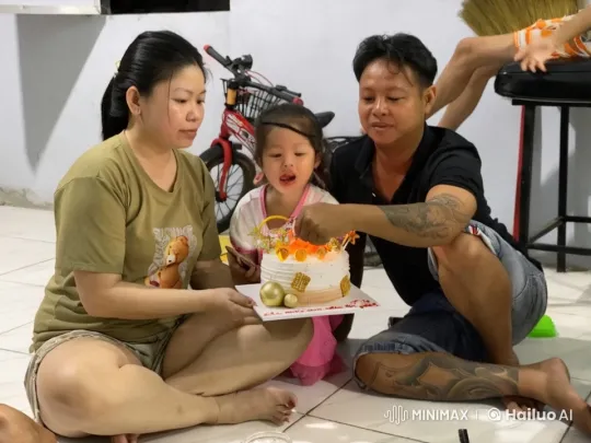 Family Celebrates with Impromptu Martial Arts Show – AI Generated Video | Hailuo AI